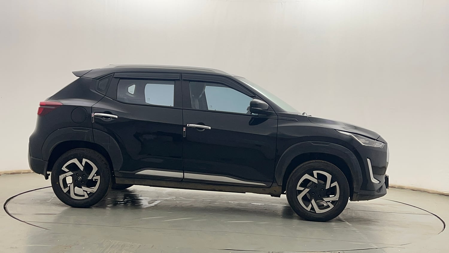 Used 2023 Nissan Magnite XV Petrol Manual exterior RIGHT SIDE VIEW