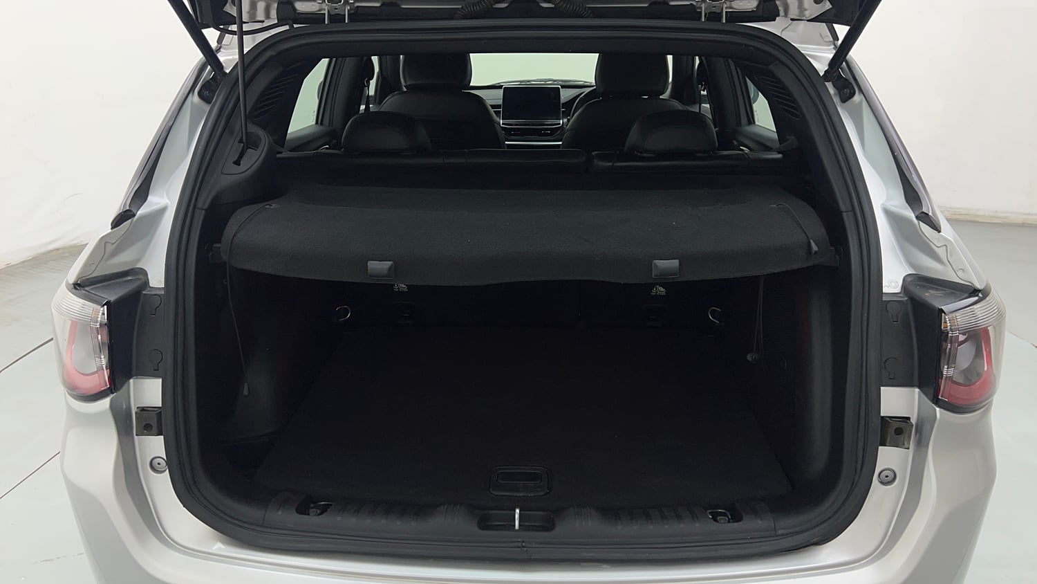 Used 2022 Jeep Compass Model S (O) 1.4 Petrol DCT Petrol Automatic interior DICKY INSIDE VIEW