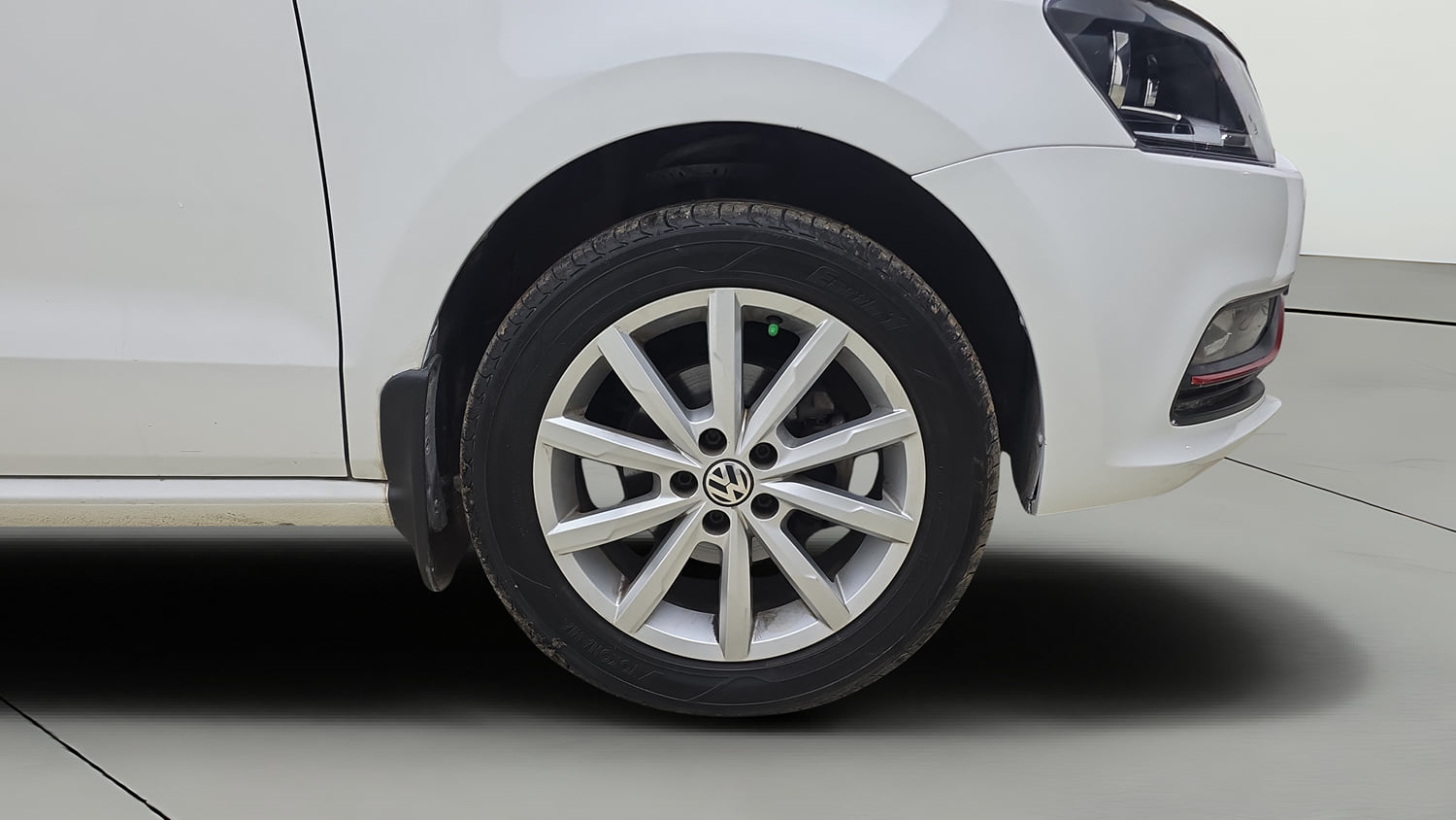 Used 2018 Volkswagen Polo Highline Plus 1.0 (P) 16 Alloy Petrol Manual tyres RIGHT FRONT TYRE RIM VIEW