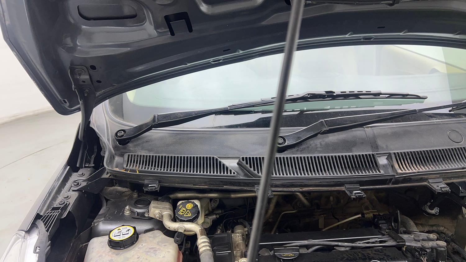Used 2016 Ford Figo Aspire Trend 1.2 Ti-VCT Petrol Manual engine ENGINE RIGHT SIDE HINGE & APRON VIEW