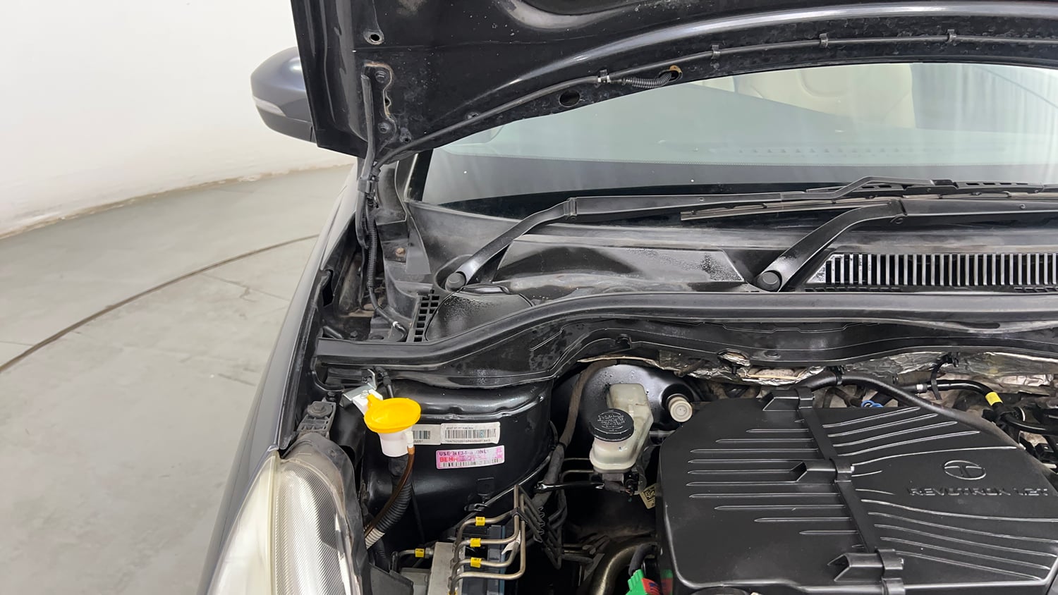 Used 2016 Tata Zest XT Petrol Petrol Manual engine ENGINE RIGHT SIDE HINGE & APRON VIEW