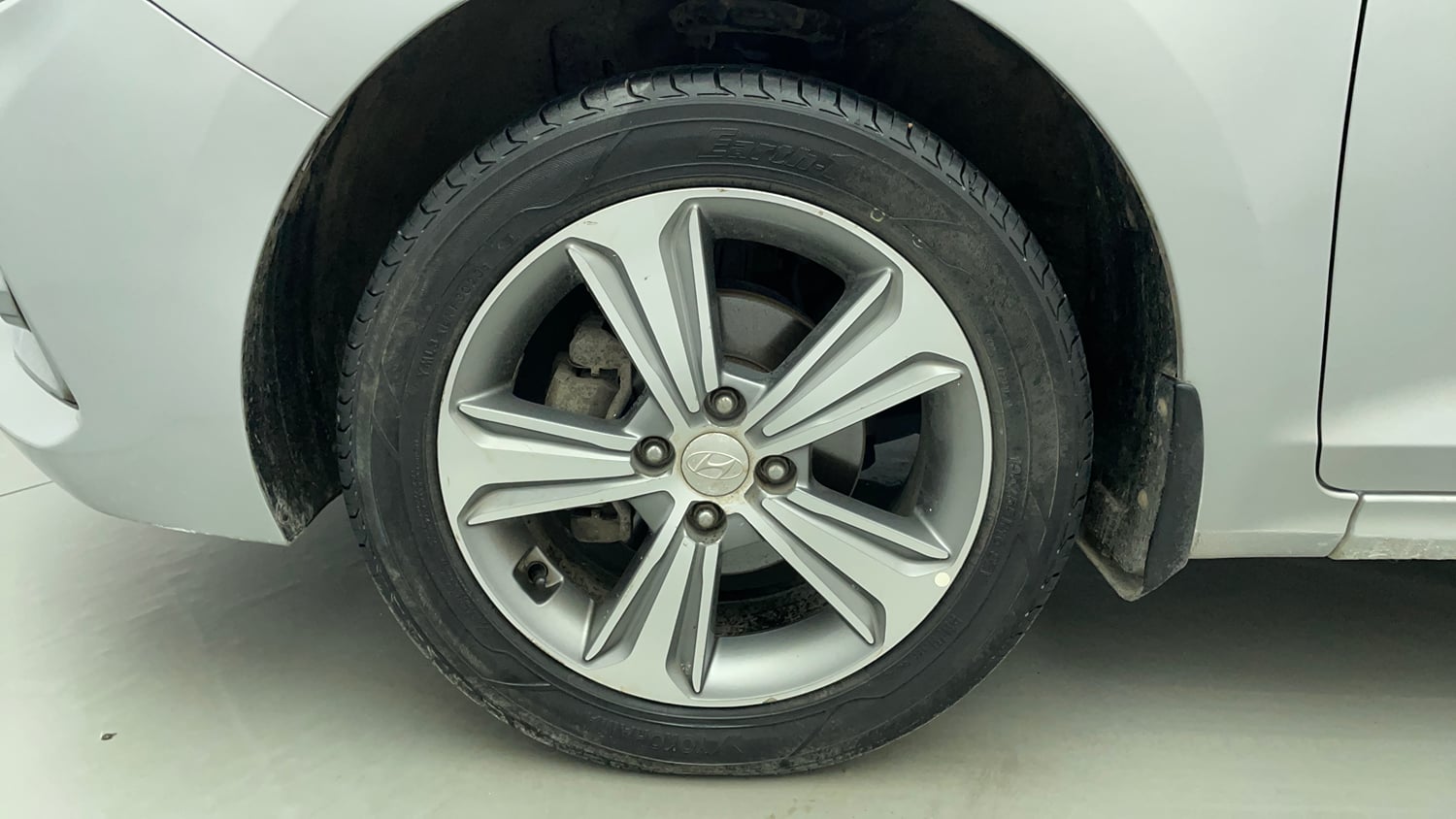 Used 2018 Hyundai Verna SX (O) 1.6 VTVT AT Petrol Automatic tyres LEFT FRONT TYRE RIM VIEW