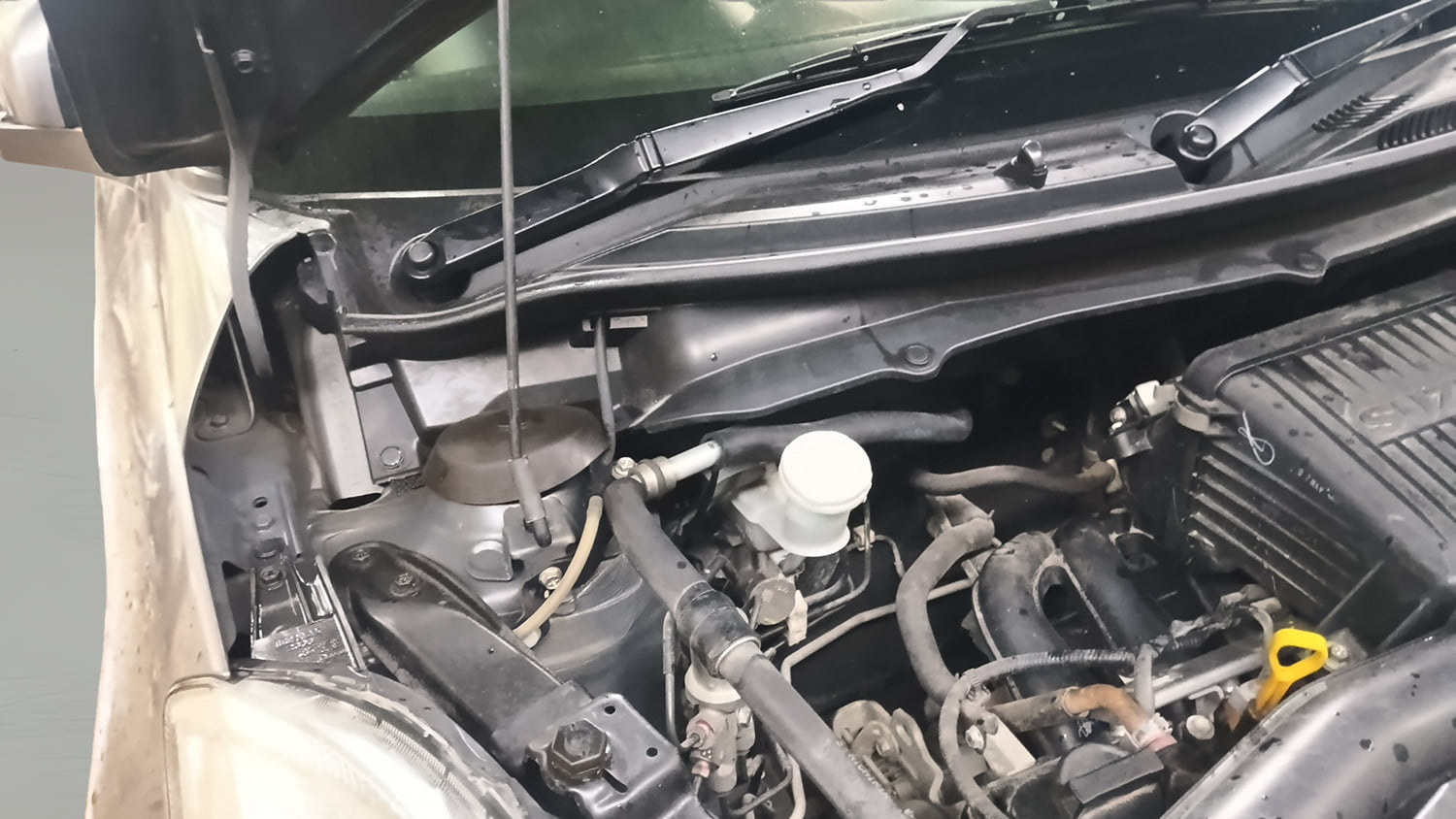 Used 2015 Maruti Suzuki Swift VXi Petrol Manual engine ENGINE RIGHT SIDE HINGE & APRON VIEW