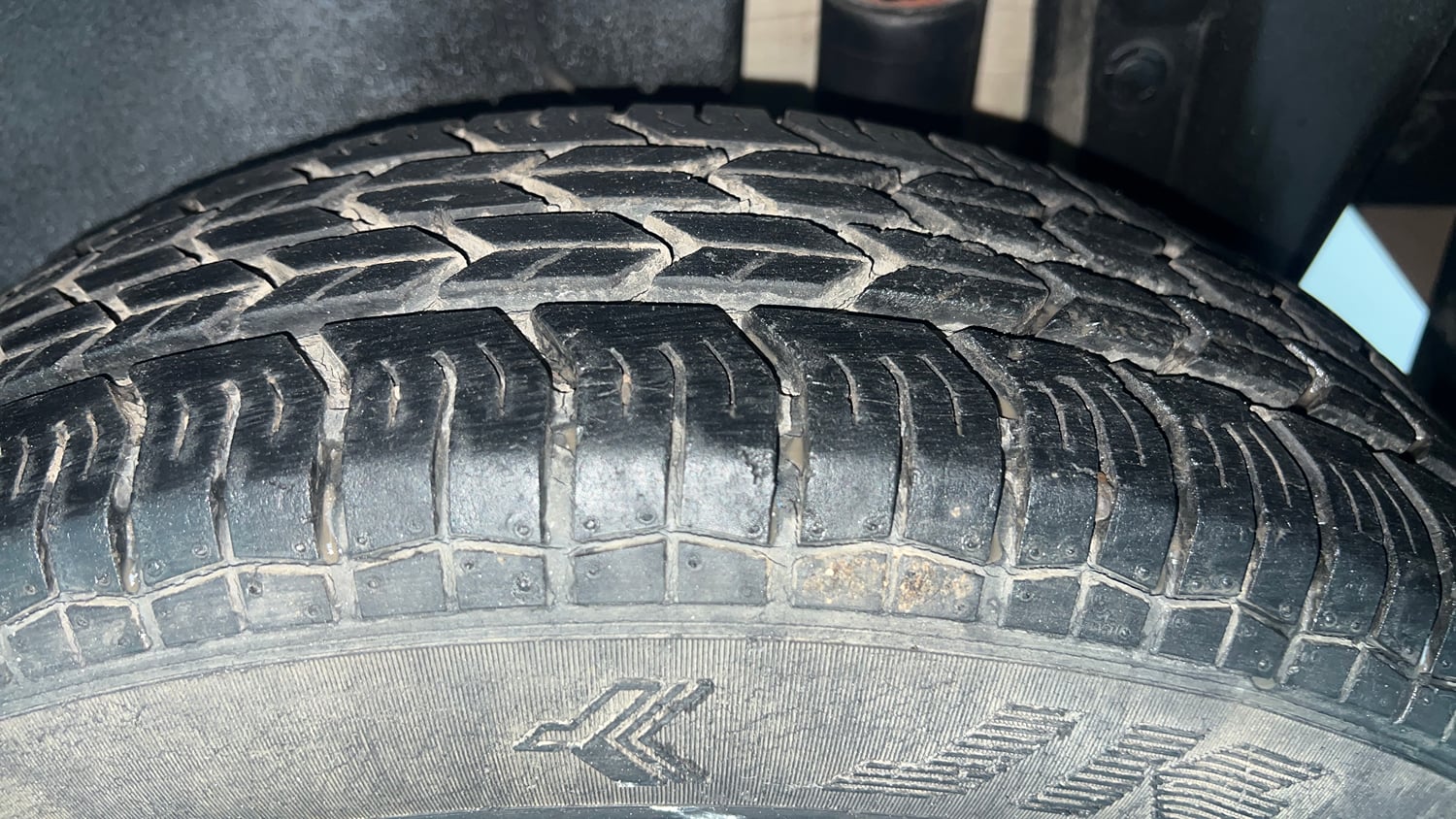 Used 2016 Maruti Suzuki Swift Lxi (O) Petrol Manual tyres LEFT REAR TYRE TREAD VIEW