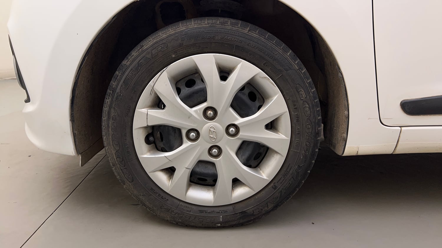 Used 2014 Hyundai Grand i10 Sportz 1.2 Kappa VTVT Petrol Manual tyres LEFT FRONT TYRE RIM VIEW
