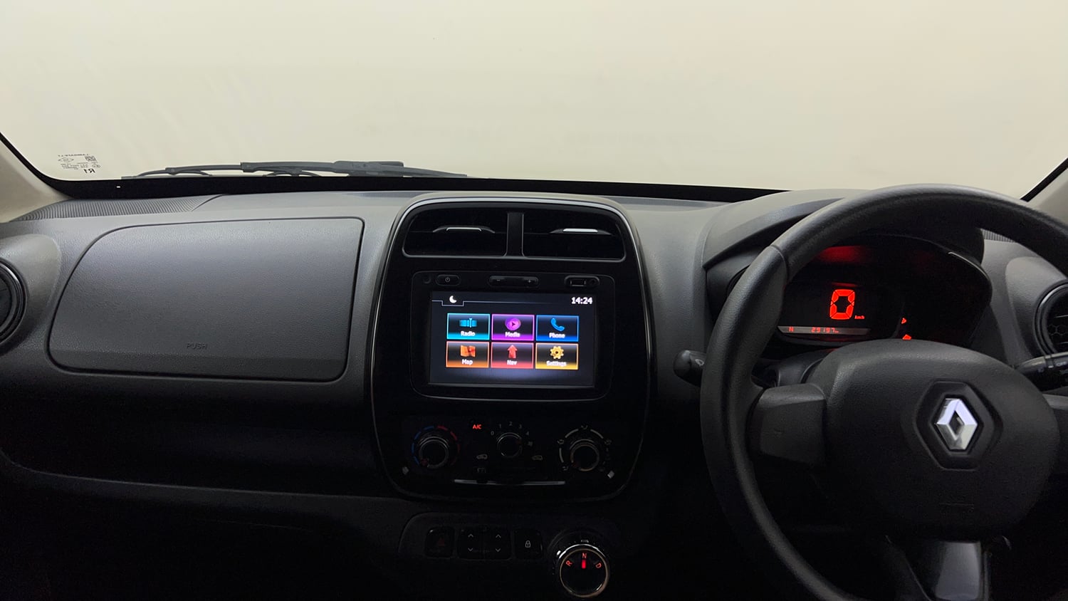 Used 2017 Renault Kwid 1.0 RXT AMT Opt Petrol Automatic interior MUSIC SYSTEM & AC CONTROL VIEW