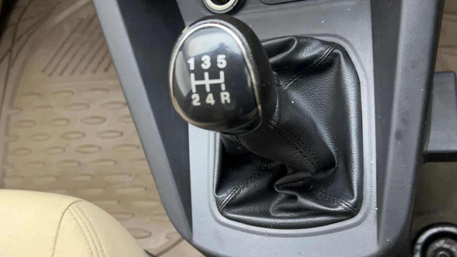 Used 2016 Ford Figo Aspire Trend 1.2 Ti-VCT Petrol Manual interior GEAR  KNOB VIEW