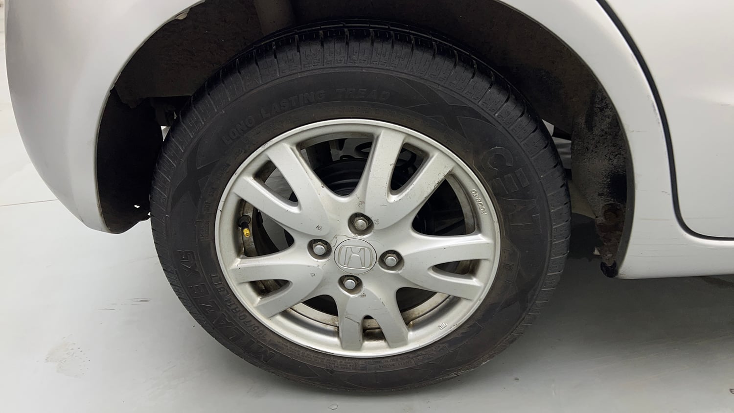 Used 2013 Honda Brio V MT Petrol Manual tyres RIGHT REAR TYRE RIM VIEW