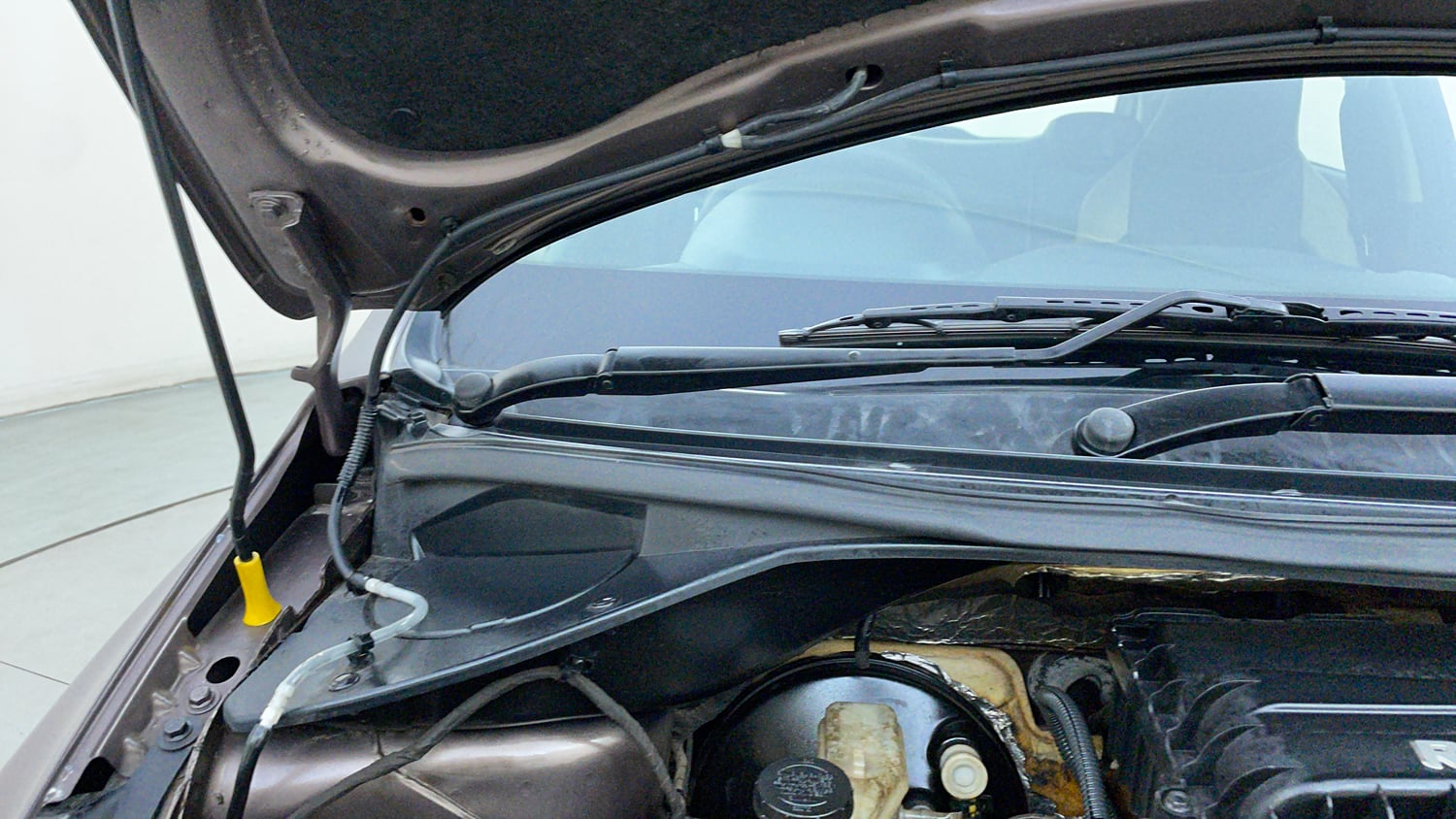 Used 2016 Tata Tiago Revotron XM Petrol Manual engine ENGINE RIGHT SIDE HINGE & APRON VIEW
