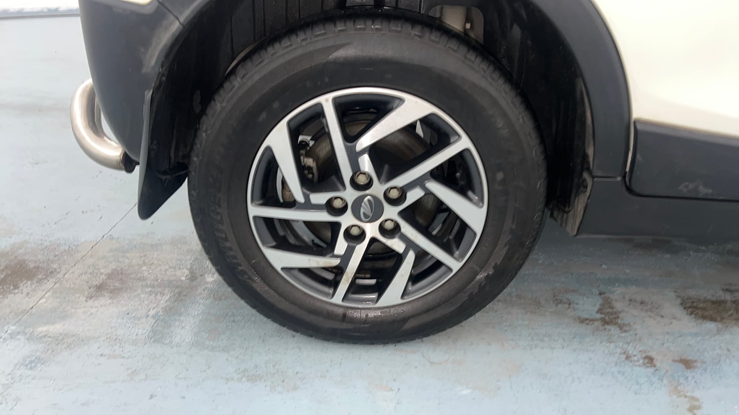 Used 2022 Mahindra XUV 300 W8 (O) 1.2 Petrol Petrol Manual tyres RIGHT REAR TYRE RIM VIEW