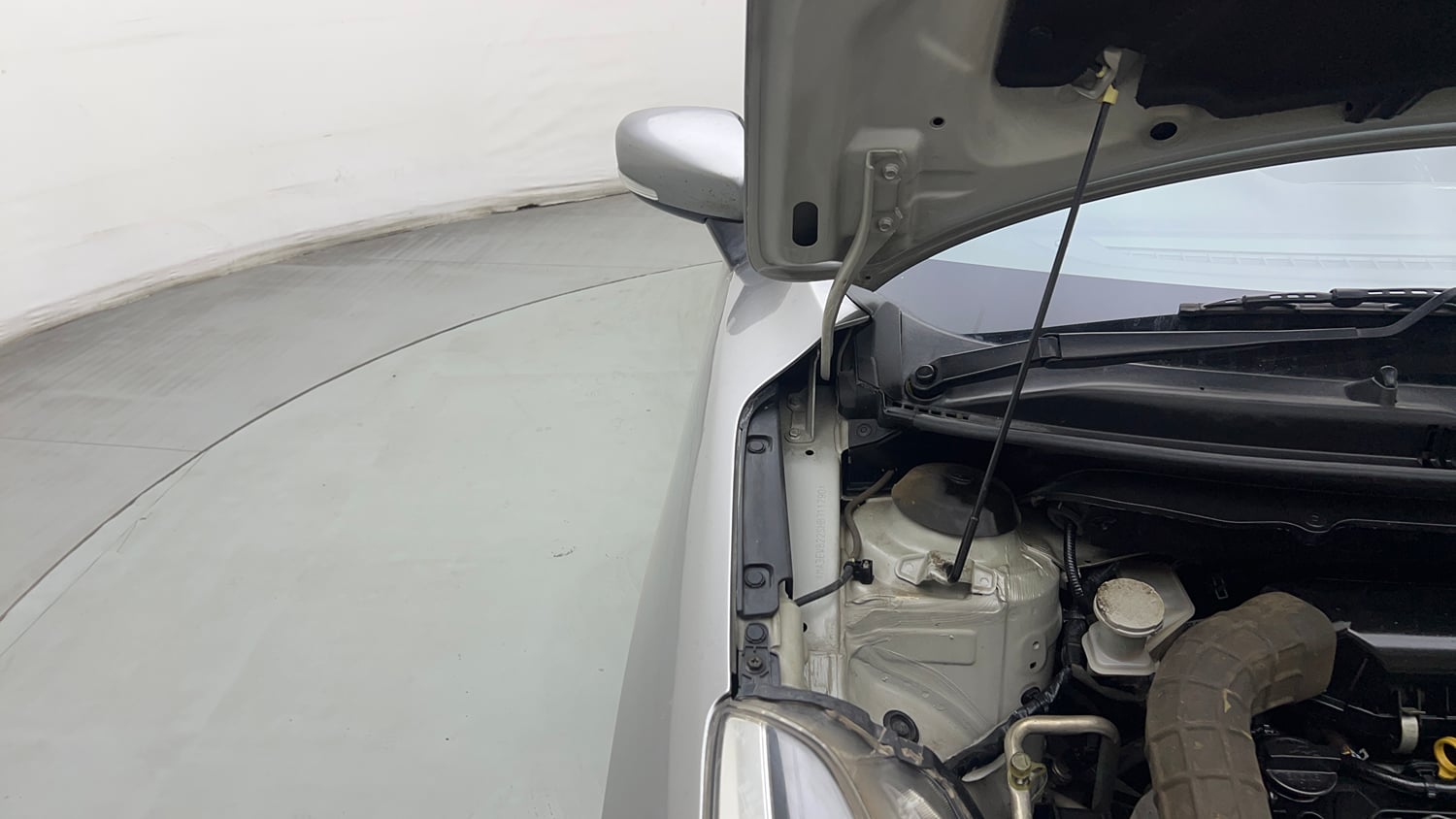 Used 2017 Maruti Suzuki Baleno Alpha 1.2 Petrol Manual engine ENGINE RIGHT SIDE HINGE & APRON VIEW