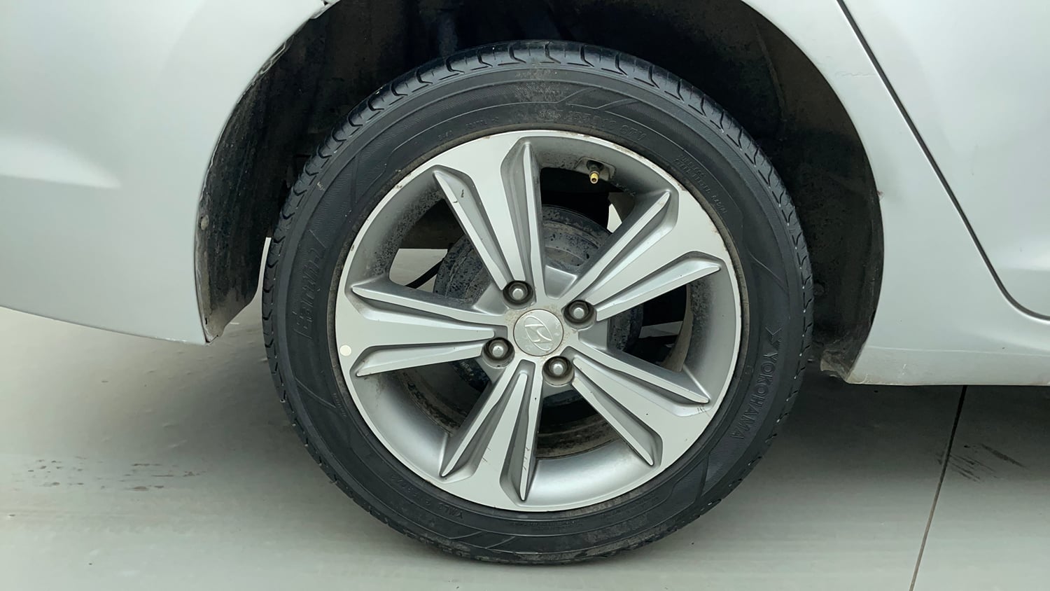 Used 2018 Hyundai Verna SX (O) 1.6 VTVT AT Petrol Automatic tyres RIGHT REAR TYRE RIM VIEW