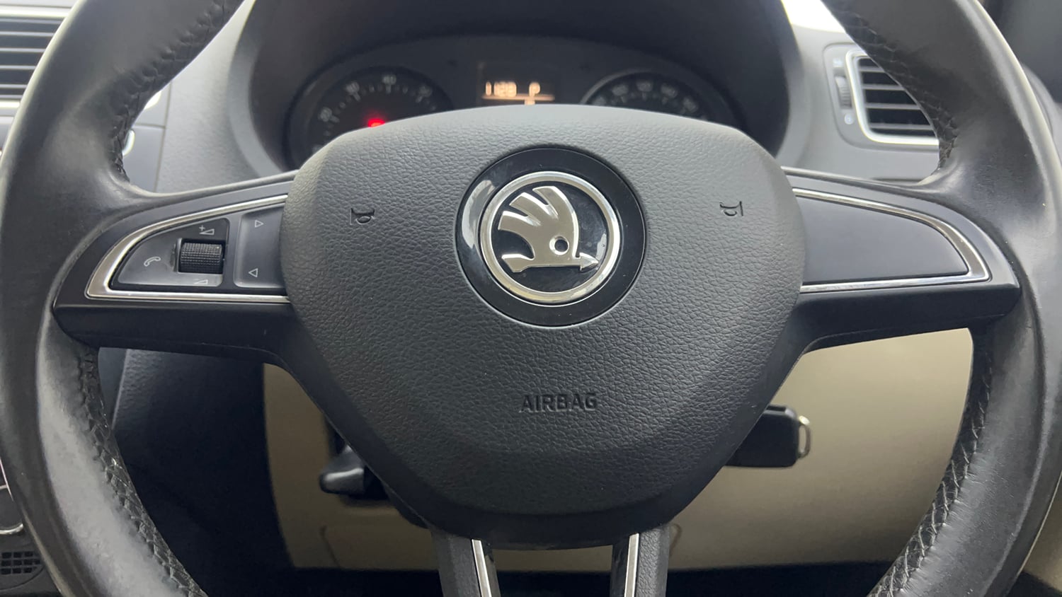 Used 2018 Skoda Rapid Ambition 1.6 MPI AT Petrol Automatic top_features Steering mounted controls