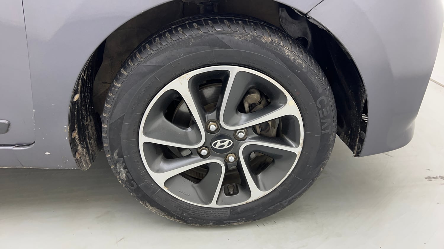 Used 2017 Hyundai Grand i10 Sportz (O) AT 1.2 Kappa VTVT Petrol Automatic tyres RIGHT FRONT TYRE RIM VIEW
