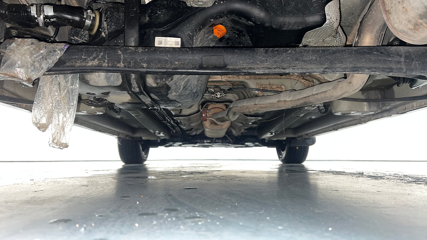 Used 2022 Mahindra XUV 300 W8 (O) 1.2 Petrol Petrol Manual extra REAR UNDERBODY VIEW (TAKEN FROM REAR)