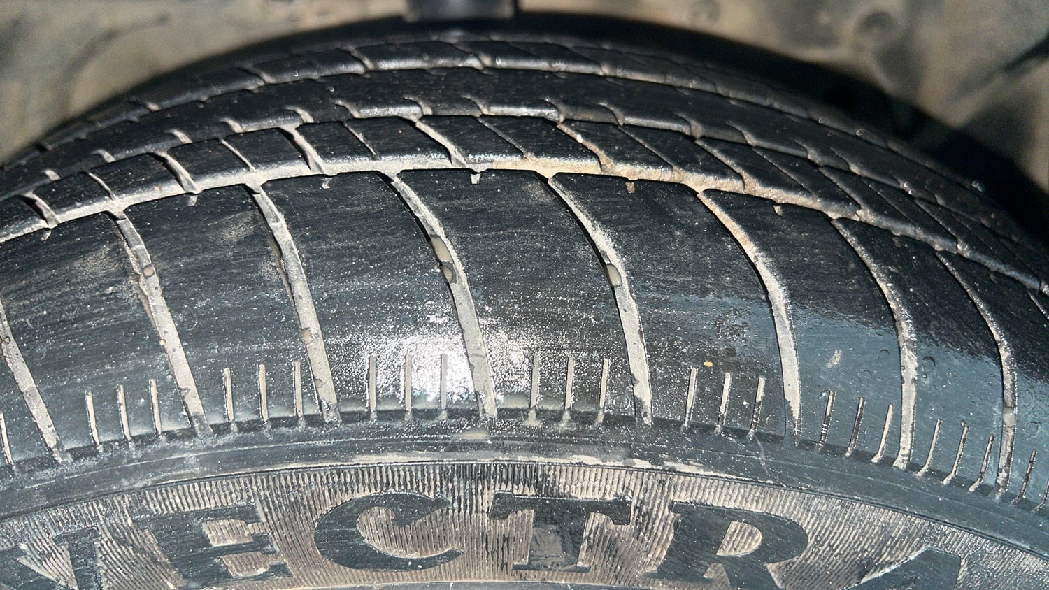 Used 2016 Ford Figo Aspire Trend 1.2 Ti-VCT Petrol Manual tyres RIGHT FRONT TYRE TREAD VIEW
