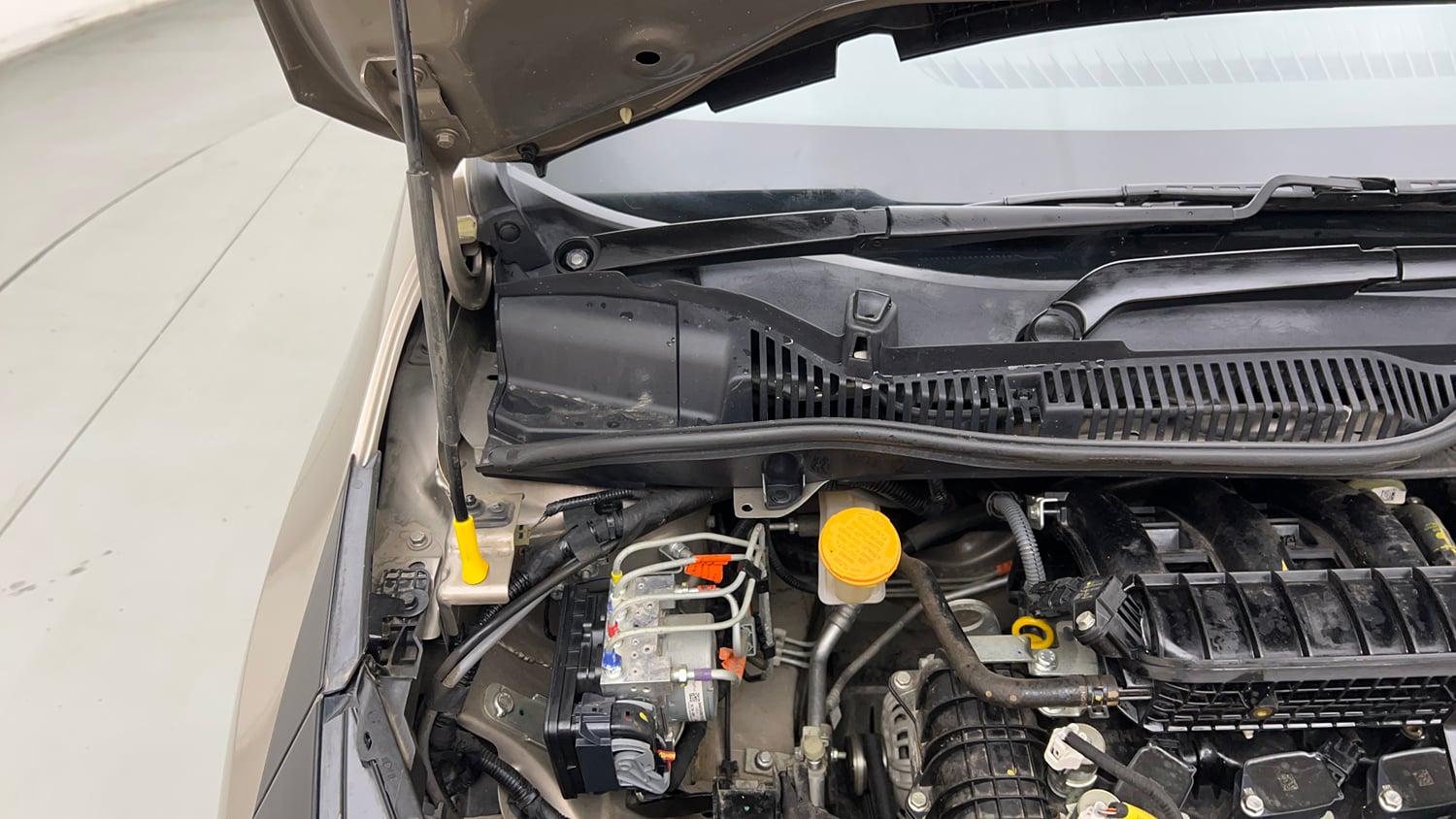 Used 2025 Tata Altroz Creative S Petrol 5AMT Petrol Automatic engine ENGINE RIGHT SIDE HINGE & APRON VIEW