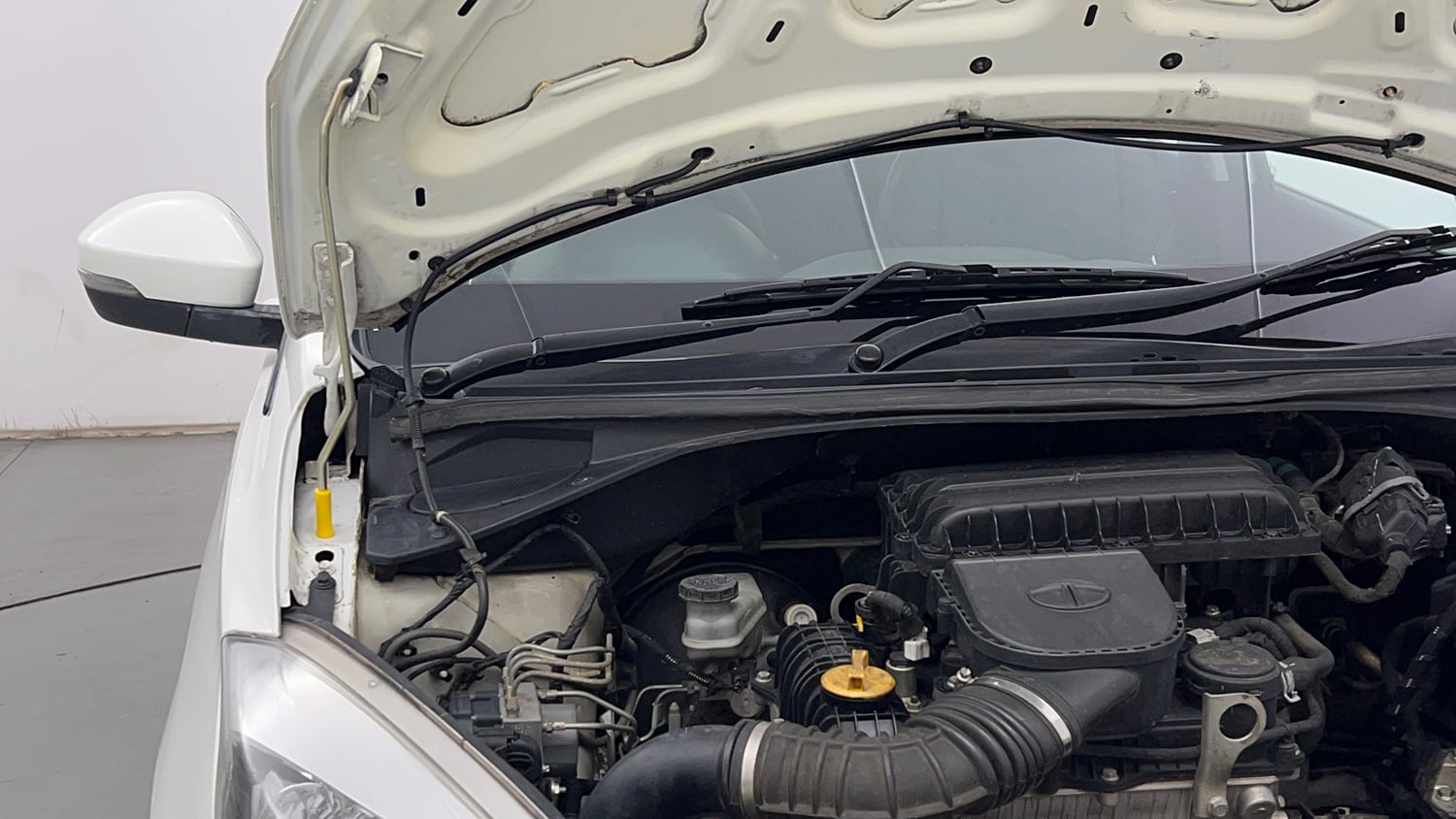 Used 2018 Tata Tiago Revotron XZ Petrol Manual engine ENGINE RIGHT SIDE HINGE & APRON VIEW