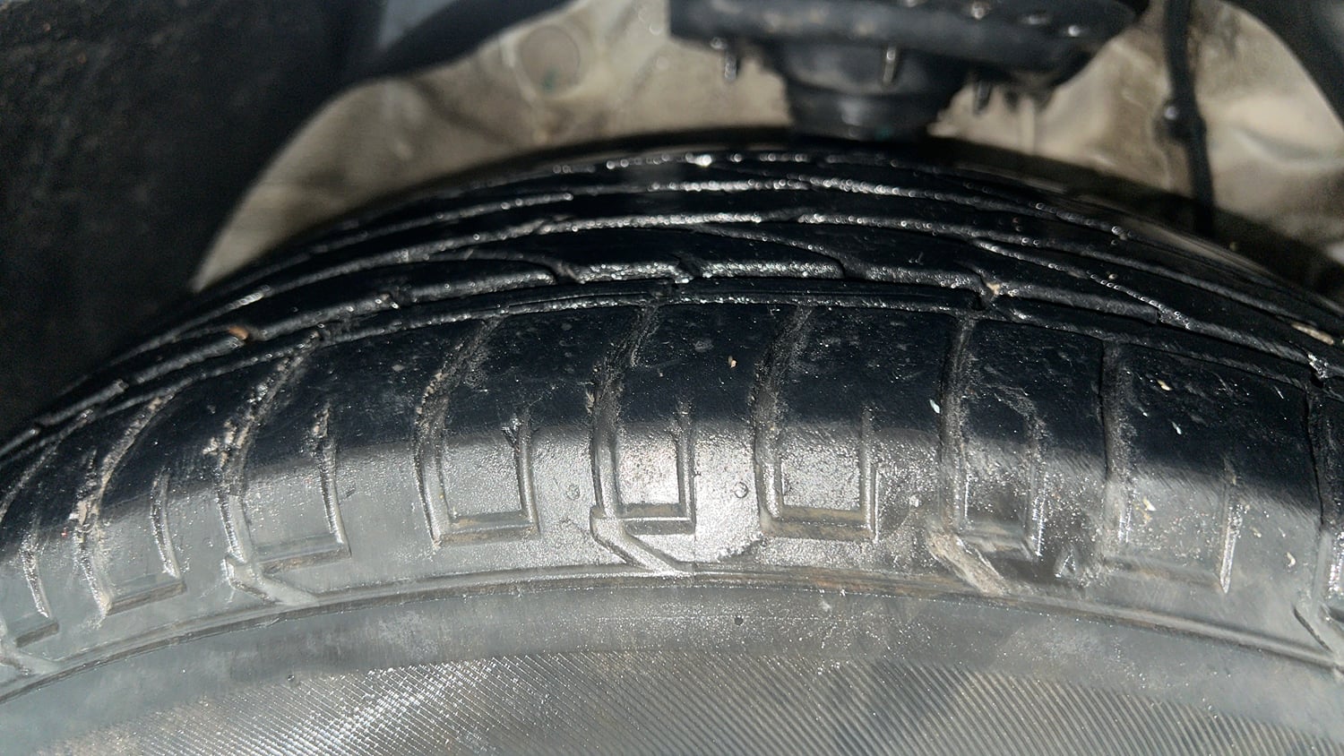 Used 2022 Mahindra XUV 300 W8 (O) 1.2 Petrol Petrol Manual tyres RIGHT FRONT TYRE TREAD VIEW