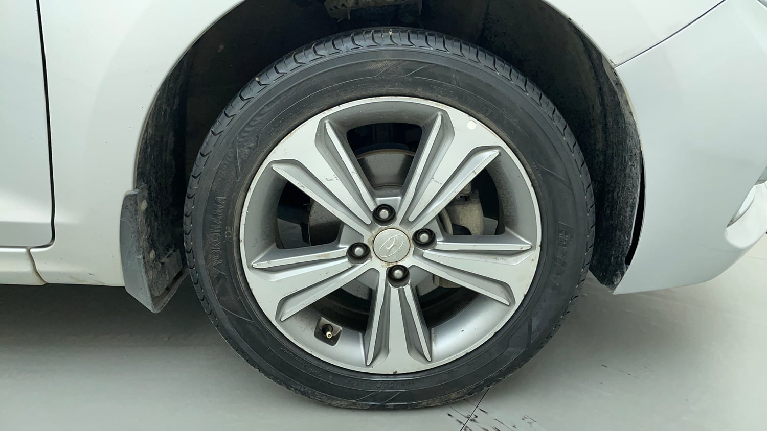 Used 2018 Hyundai Verna SX (O) 1.6 VTVT AT Petrol Automatic tyres RIGHT FRONT TYRE RIM VIEW