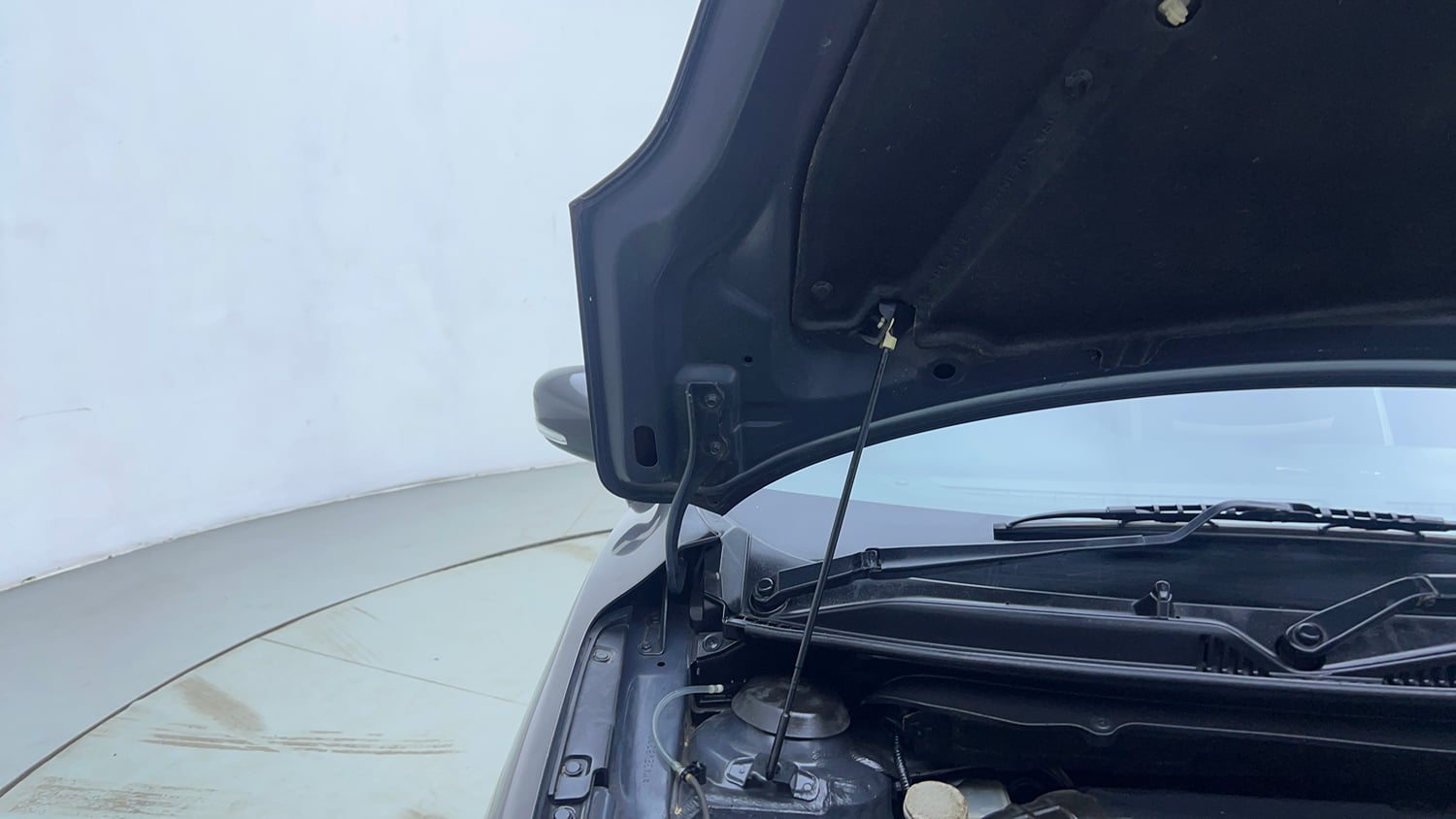 Used 2018 Maruti Suzuki Baleno Delta 1.2 Petrol Manual engine ENGINE RIGHT SIDE HINGE & APRON VIEW