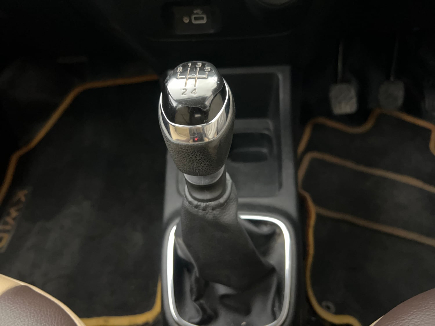 Used 2019 Renault Kwid RXT (O) 1.0 SCE Edition Petrol Manual interior GEAR  KNOB VIEW