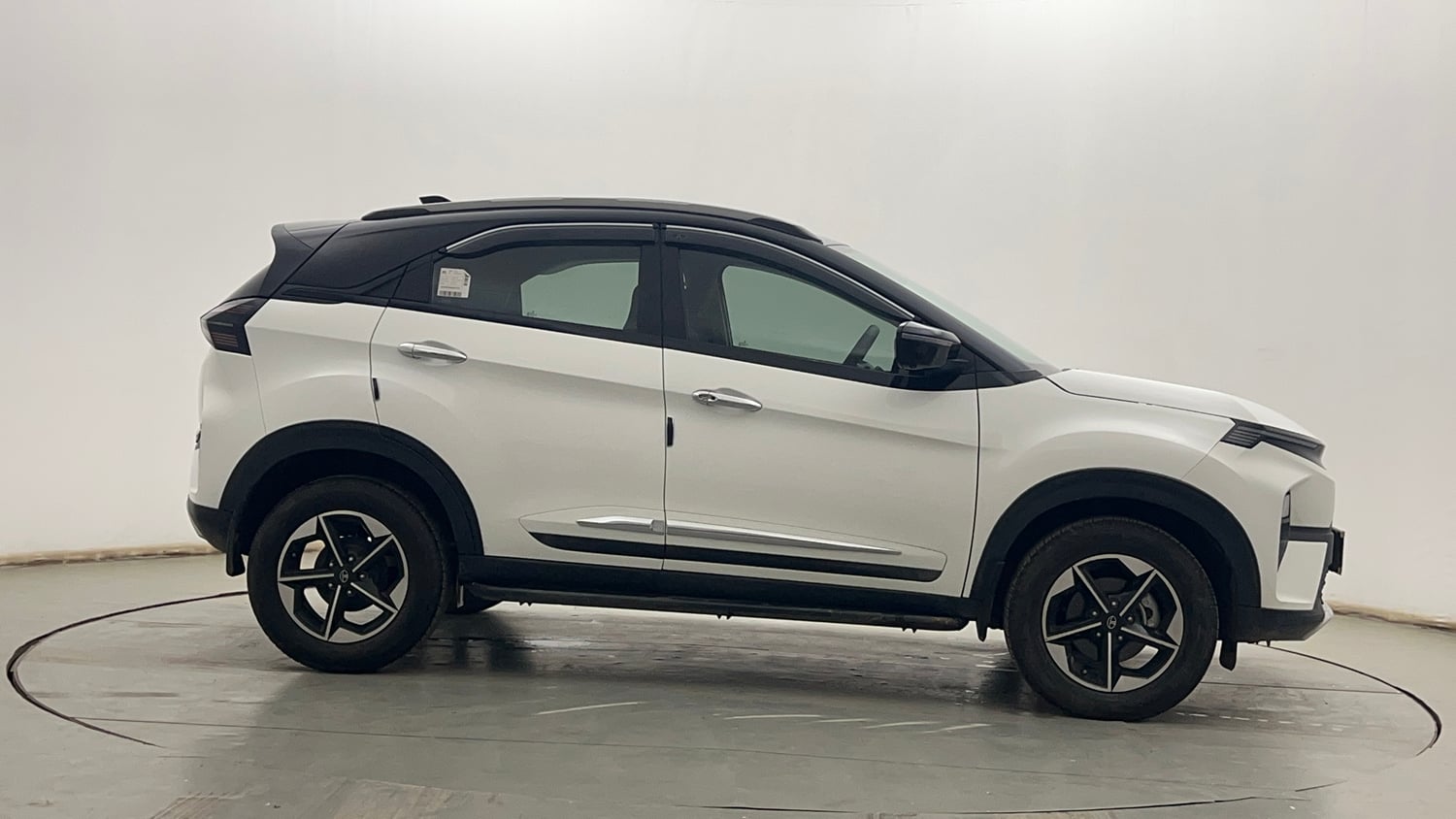 Used 2025 Tata Nexon Fearless Plus (PS) 1.5 Diesel 6AMT Dual Tone Diesel Automatic exterior RIGHT SIDE VIEW