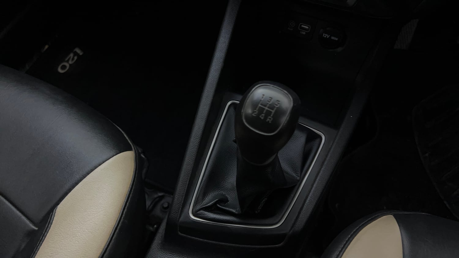 Used 2019 Hyundai Elite i20 Magna Plus 1.2 + CNG (Outside Fitted) Petrol Manual interior GEAR  KNOB VIEW