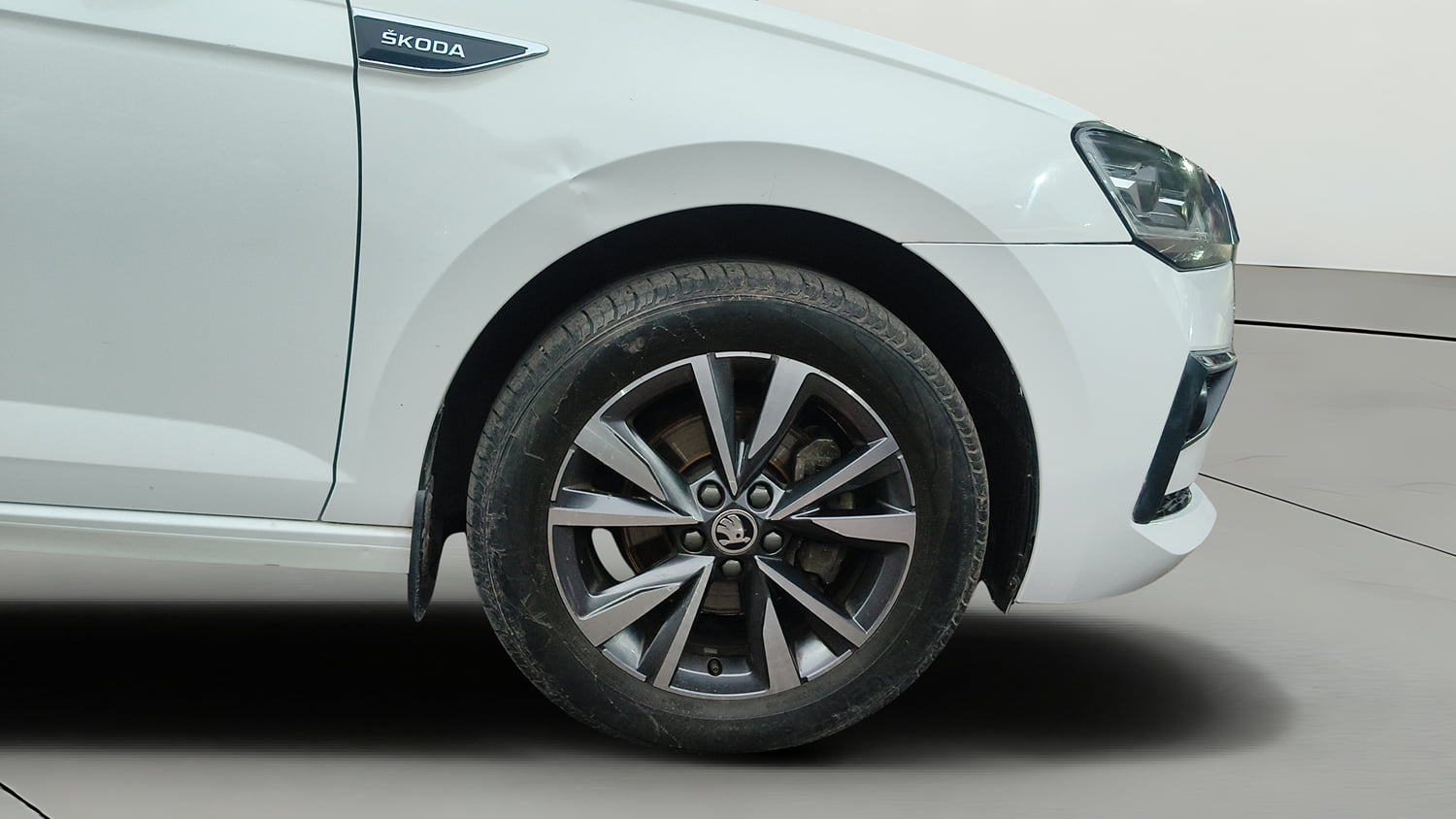 Used 2022 Skoda Slavia Style 1.0L TSI MT Petrol Manual tyres RIGHT FRONT TYRE RIM VIEW