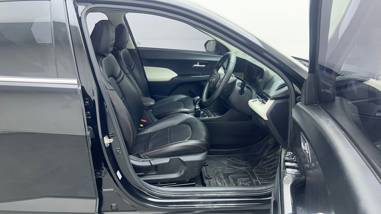 Used 2025 Hyundai Verna SX 1.5 Petrol MT Petrol Manual interior RIGHT SIDE FRONT DOOR CABIN VIEW