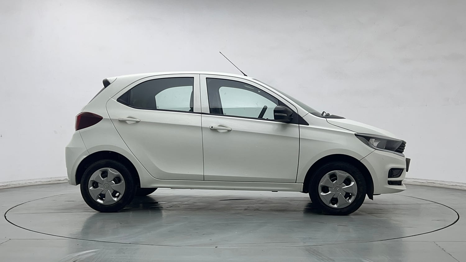 Used 2023 Tata Tiago XT (O) Petrol Manual exterior RIGHT SIDE VIEW