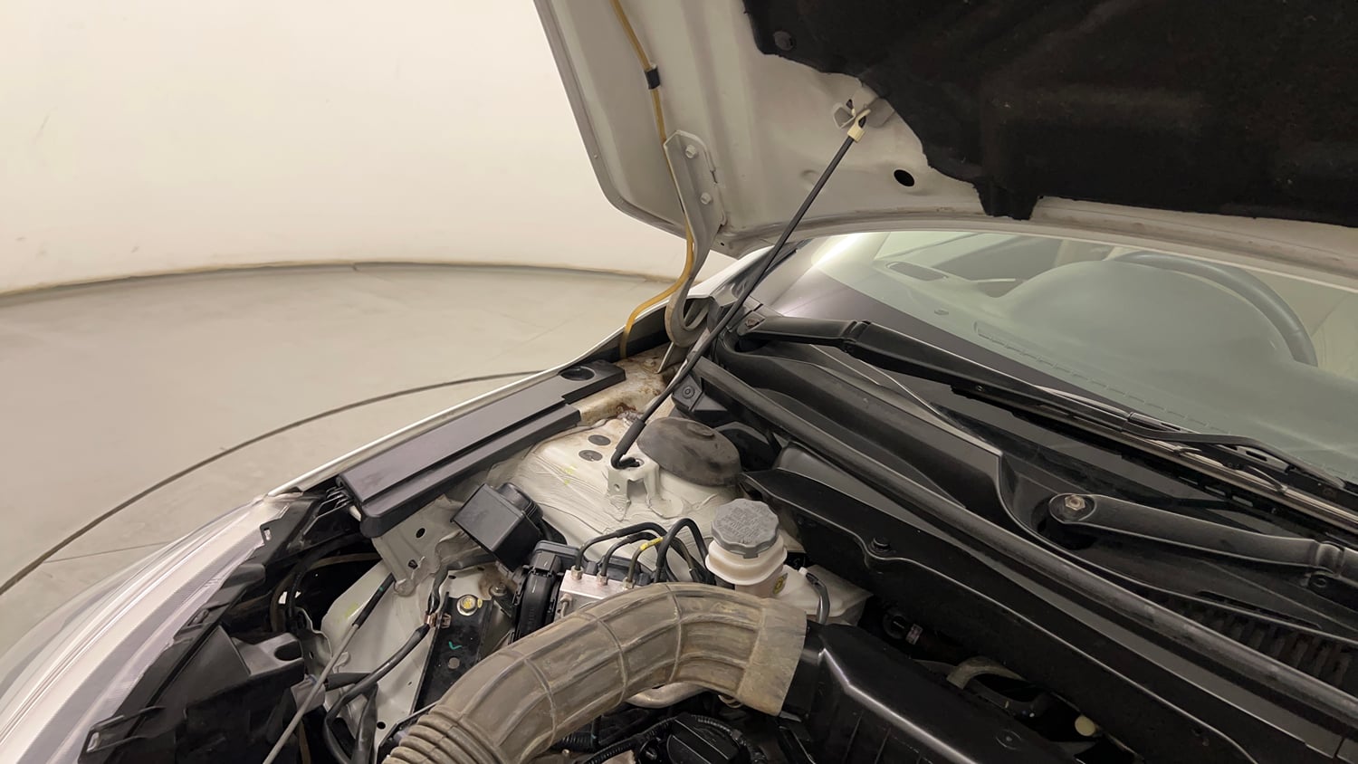 Used 2019 Maruti Suzuki Ciaz Alpha Hybrid 1.5 Petrol Manual engine ENGINE RIGHT SIDE HINGE & APRON VIEW