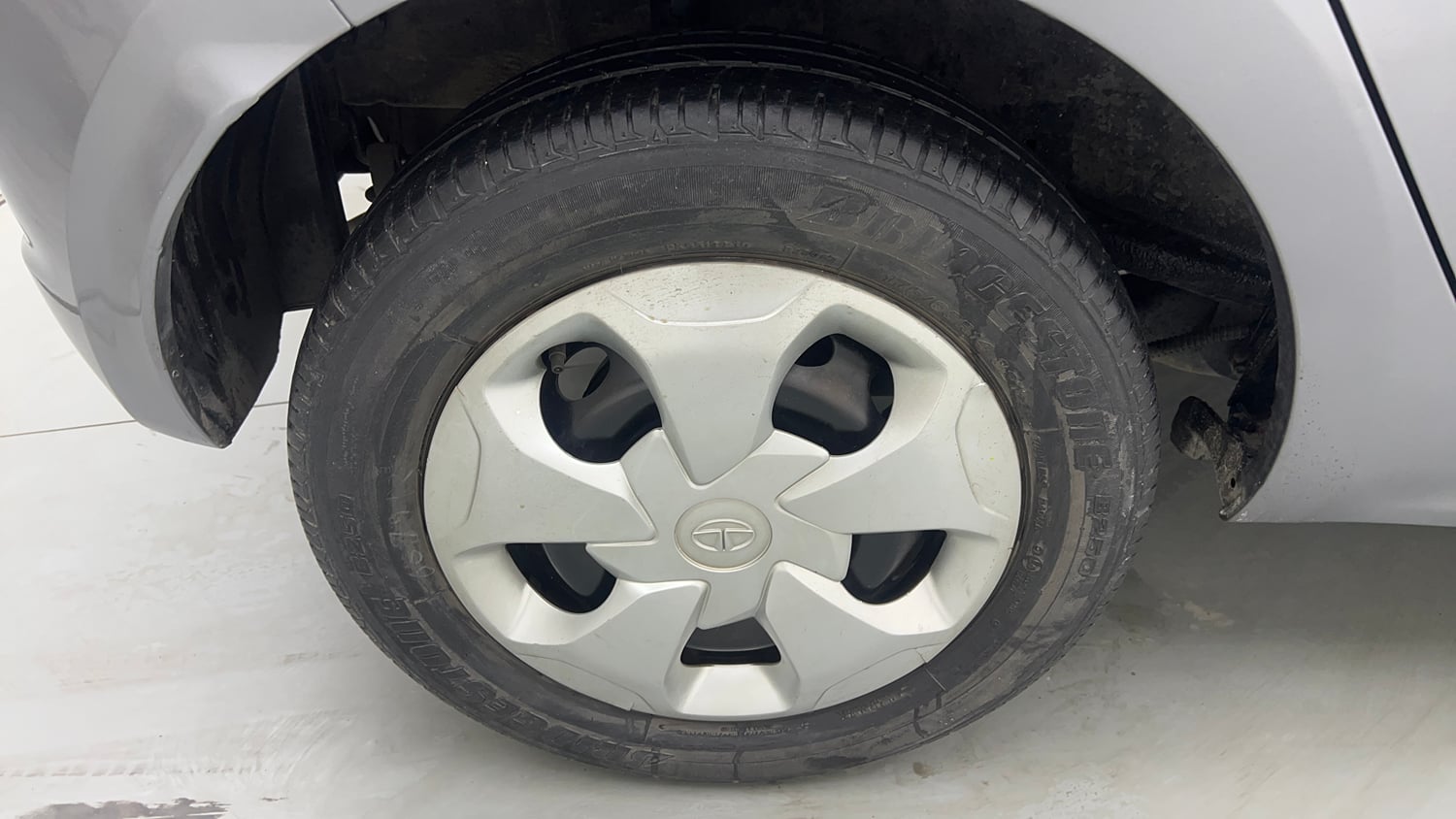 Used 2018 Tata Tiago Revotron XTA Petrol Automatic tyres RIGHT REAR TYRE RIM VIEW