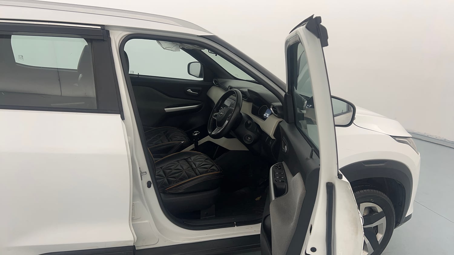 Used 2021 Nissan Magnite XL Petrol Manual interior RIGHT SIDE FRONT DOOR CABIN VIEW