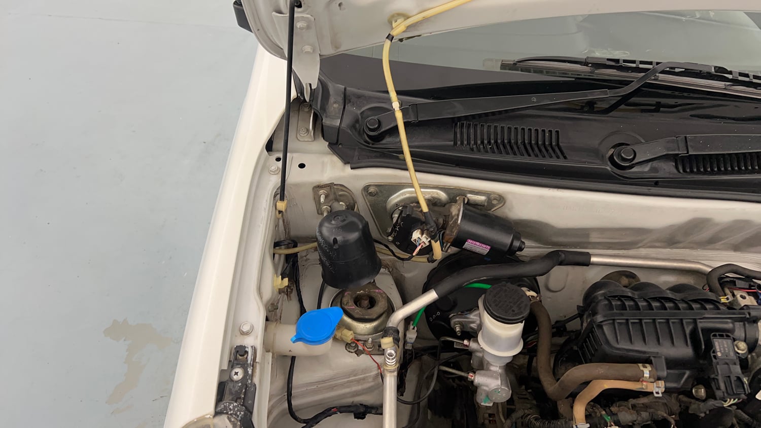 Used 2018 Maruti Suzuki Alto 800 LXi (O) Petrol Manual engine ENGINE RIGHT SIDE HINGE & APRON VIEW