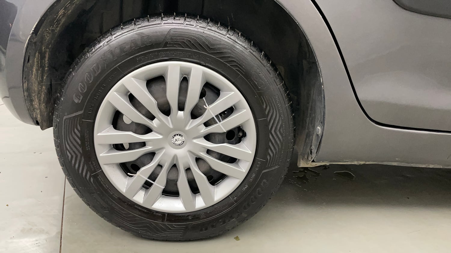 Used 2015 Maruti Suzuki Swift VXi Petrol Manual tyres RIGHT REAR TYRE RIM VIEW