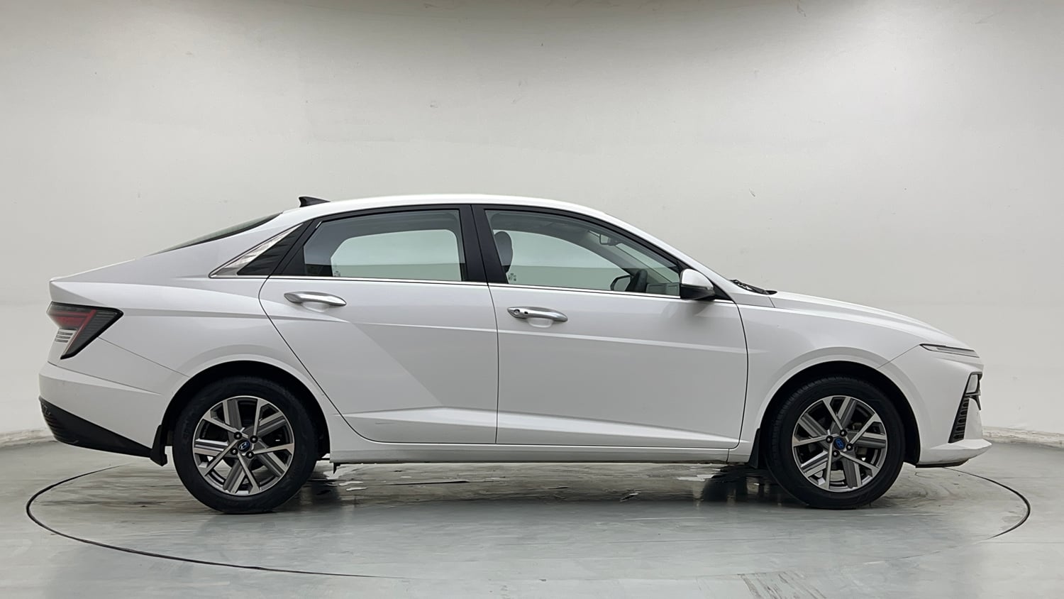 Used 2024 Hyundai Verna SX 1.5 Petrol MT Petrol Manual exterior RIGHT SIDE VIEW