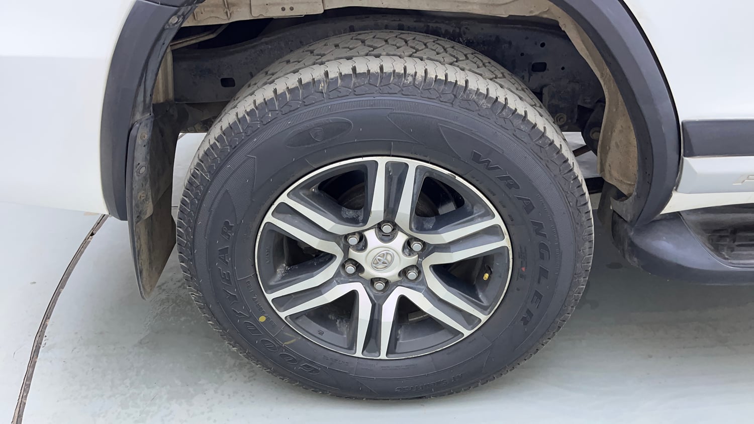 Used 2019 Toyota Fortuner 2.8 4x2 MT Diesel Manual tyres RIGHT REAR TYRE RIM VIEW