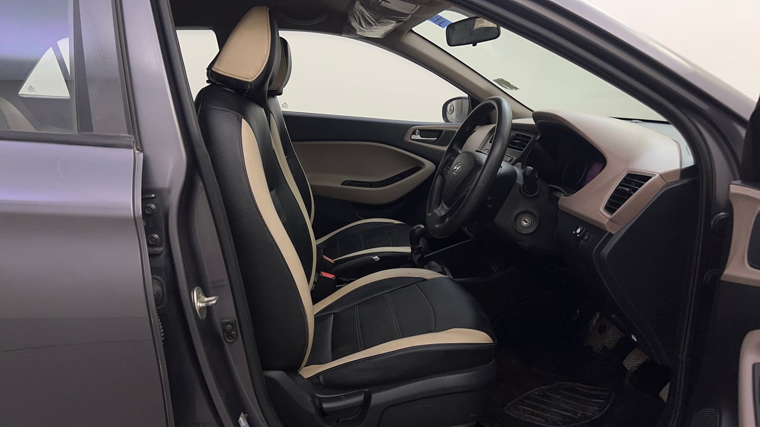 Used 2019 Hyundai Elite i20 Magna Plus 1.2 + CNG (Outside Fitted) Petrol Manual interior RIGHT SIDE FRONT DOOR CABIN VIEW
