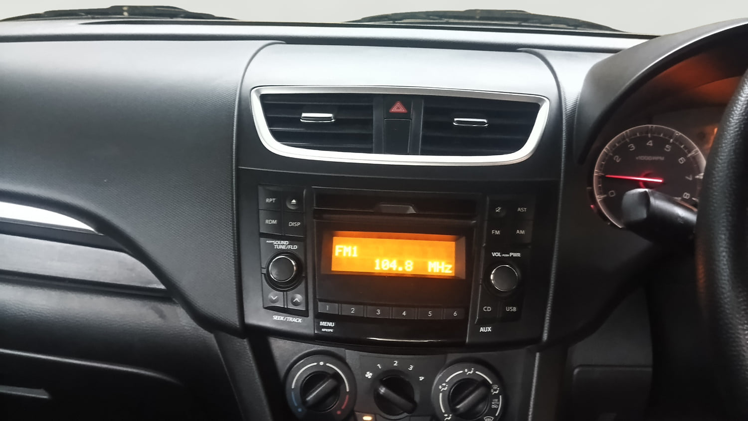 Used 2015 Maruti Suzuki Swift VXi Petrol Manual interior MUSIC SYSTEM & AC CONTROL VIEW