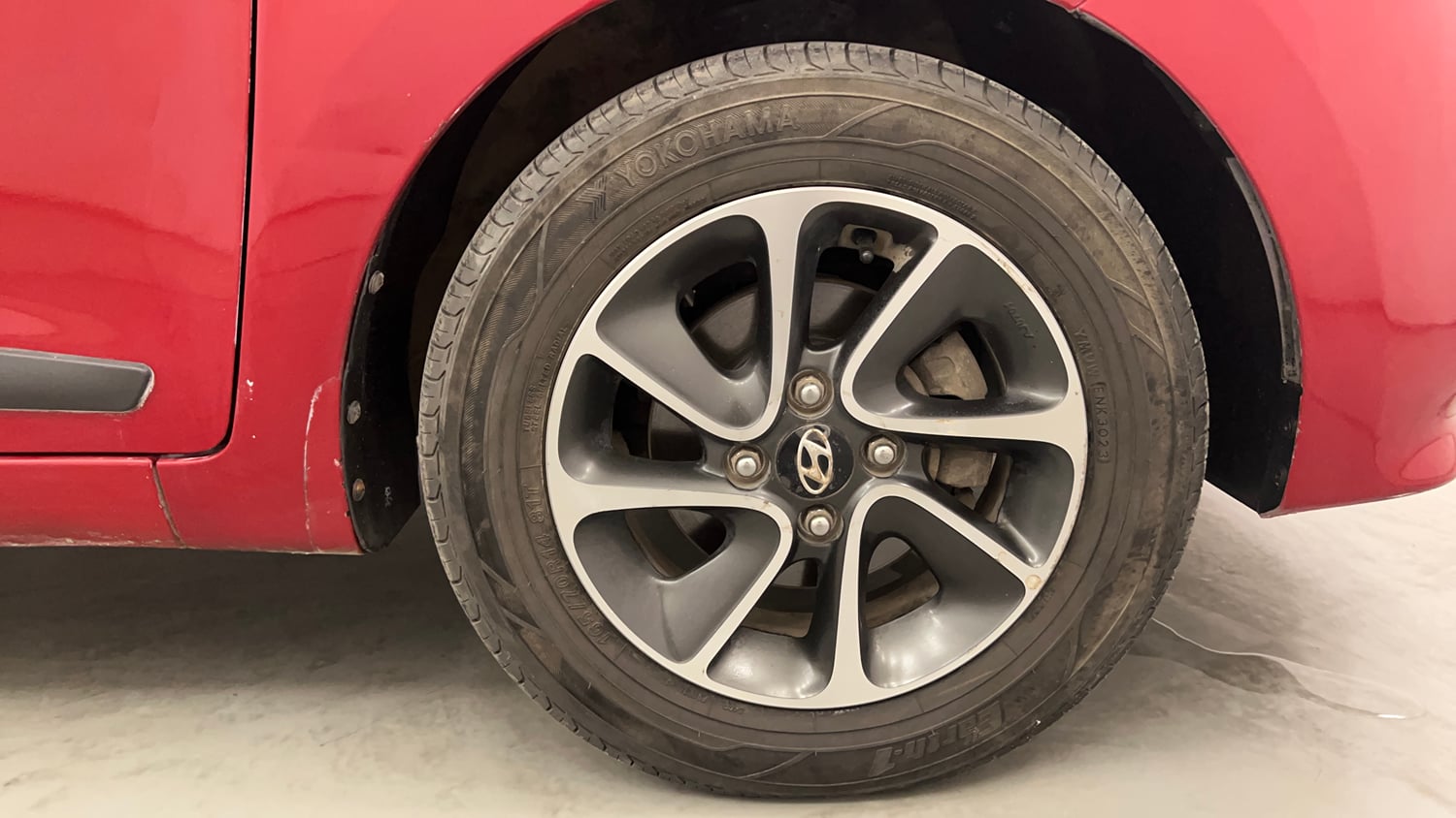Used 2017 Hyundai Grand i10 Sportz (O) AT 1.2 Kappa VTVT Petrol Automatic tyres RIGHT FRONT TYRE RIM VIEW