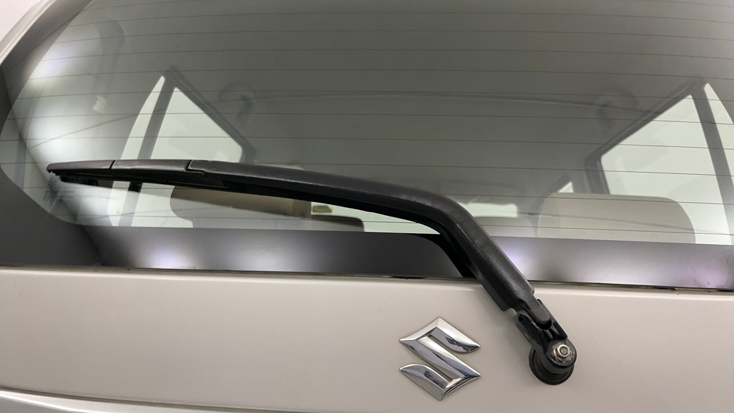 Used 2017 Maruti Suzuki Wagon R 1.0 VXI AMT Petrol Automatic top_features Rear wiper