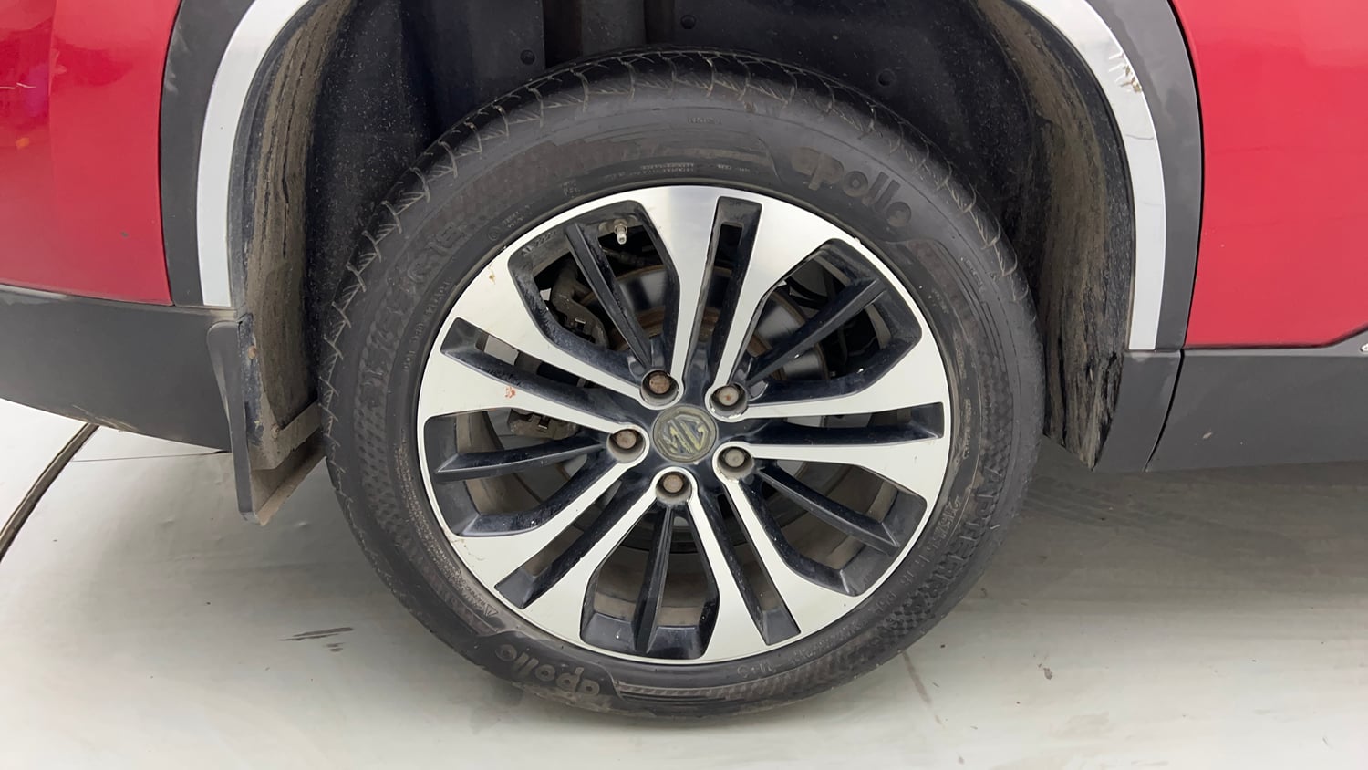 Used 2021 MG Motors Hector Plus Sharp 1.5 Petrol Turbo CVT 6-STR Dual Tone Petrol Automatic tyres RIGHT REAR TYRE RIM VIEW