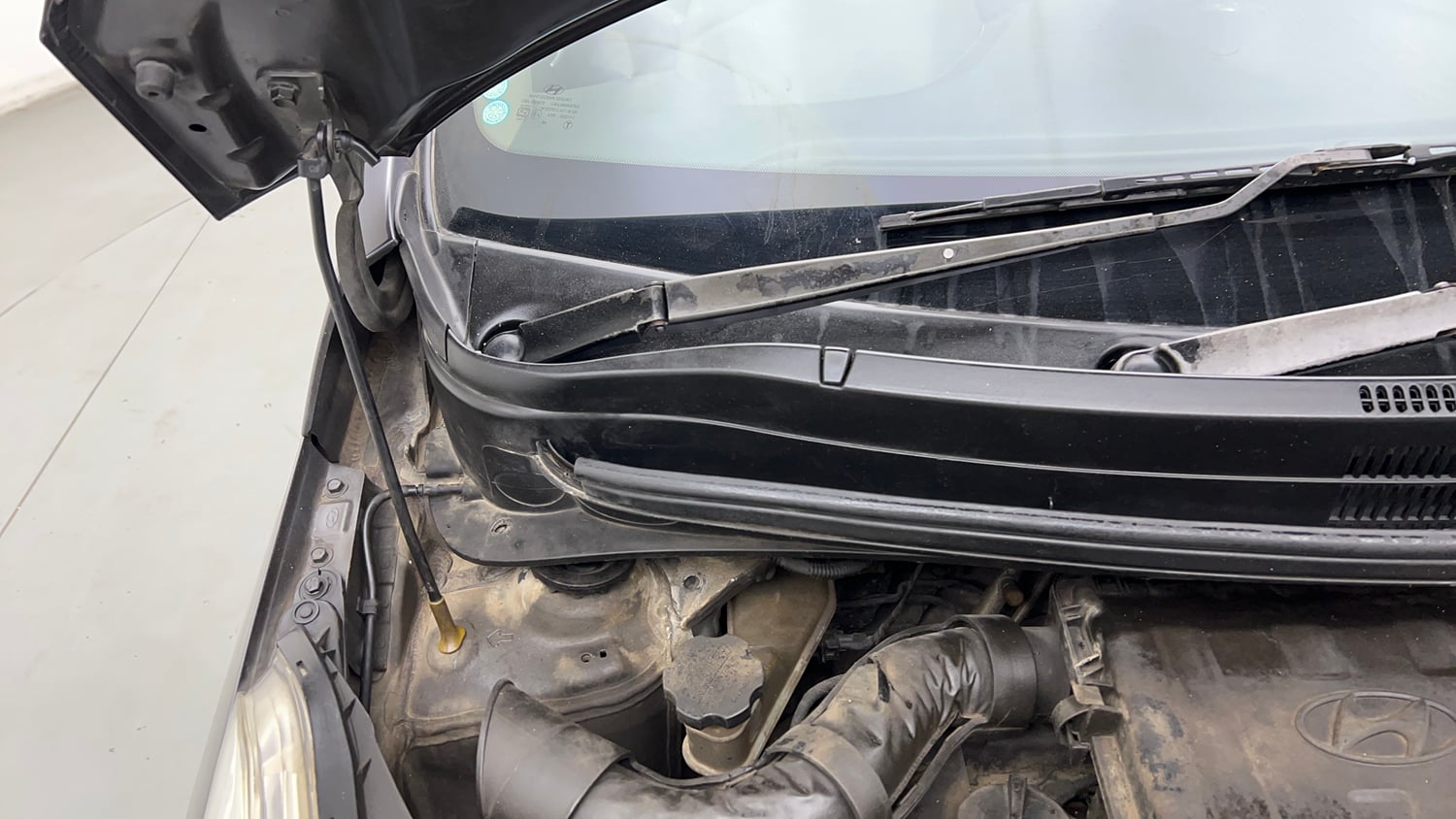 Used 2017 Hyundai Grand i10 Sportz (O) AT 1.2 Kappa VTVT Petrol Automatic engine ENGINE RIGHT SIDE HINGE & APRON VIEW
