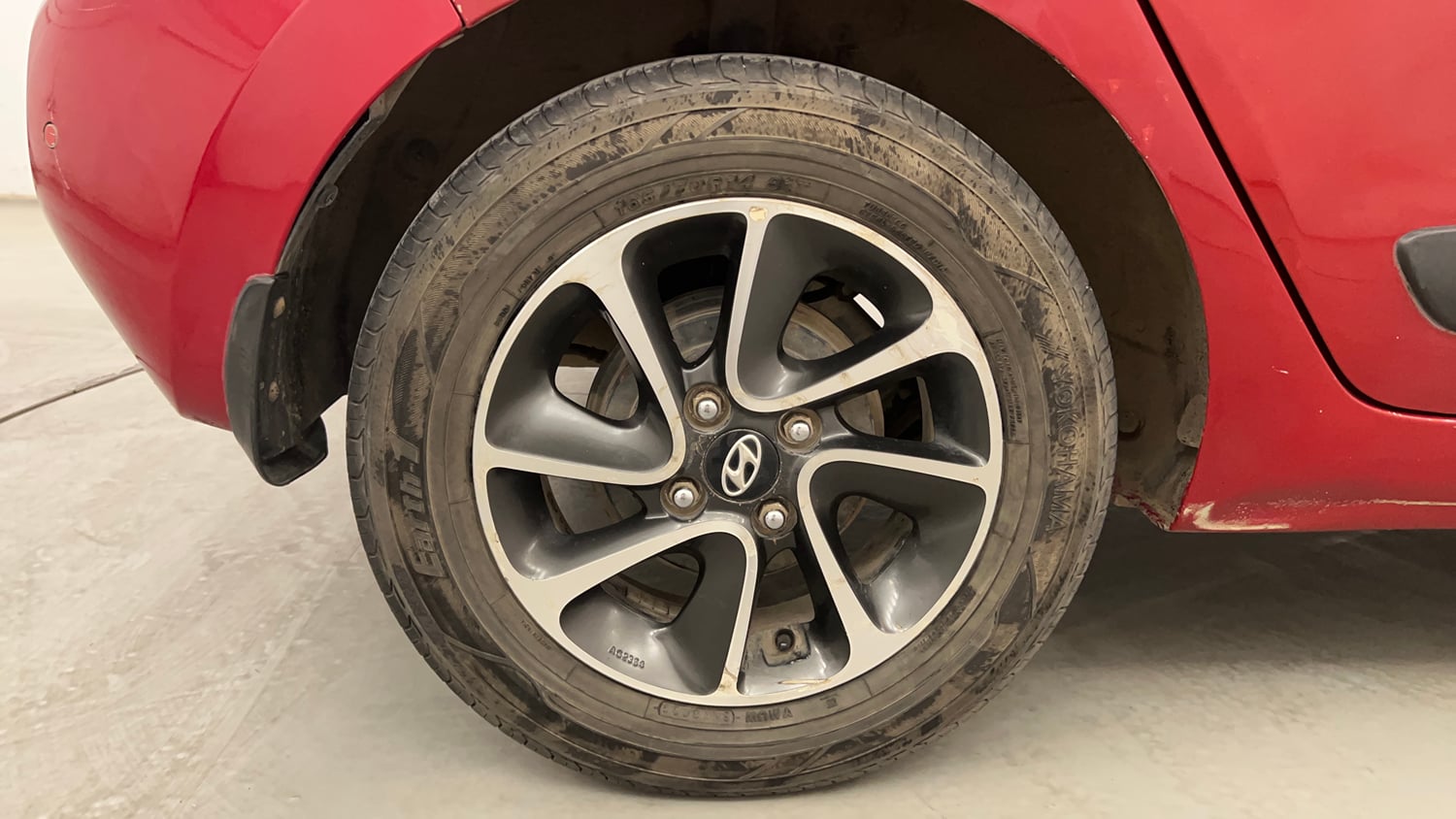 Used 2017 Hyundai Grand i10 Sportz (O) AT 1.2 Kappa VTVT Petrol Automatic tyres RIGHT REAR TYRE RIM VIEW