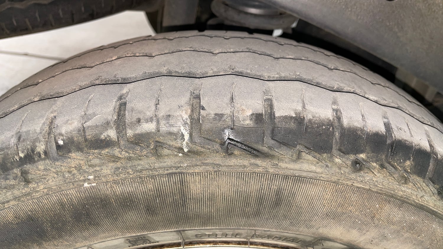 Used 2023 Maruti Suzuki Eeco 5 STR AC Petrol Manual tyres RIGHT REAR TYRE TREAD VIEW