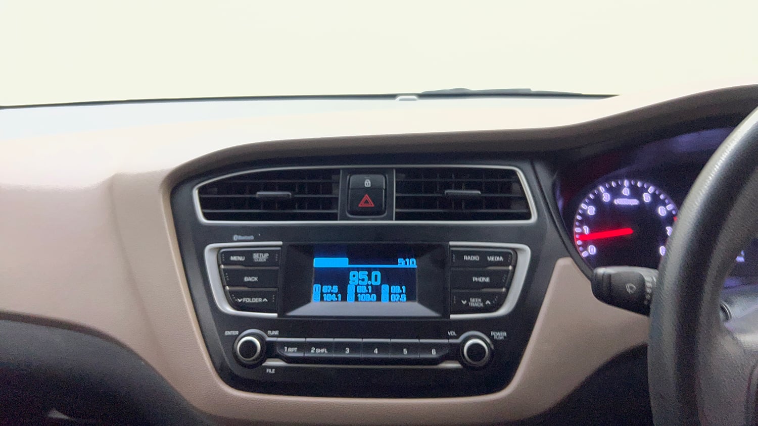 Used 2019 Hyundai Elite i20 Magna Plus 1.2 + CNG (Outside Fitted) Petrol Manual top_features Integrated (in-dash) music system