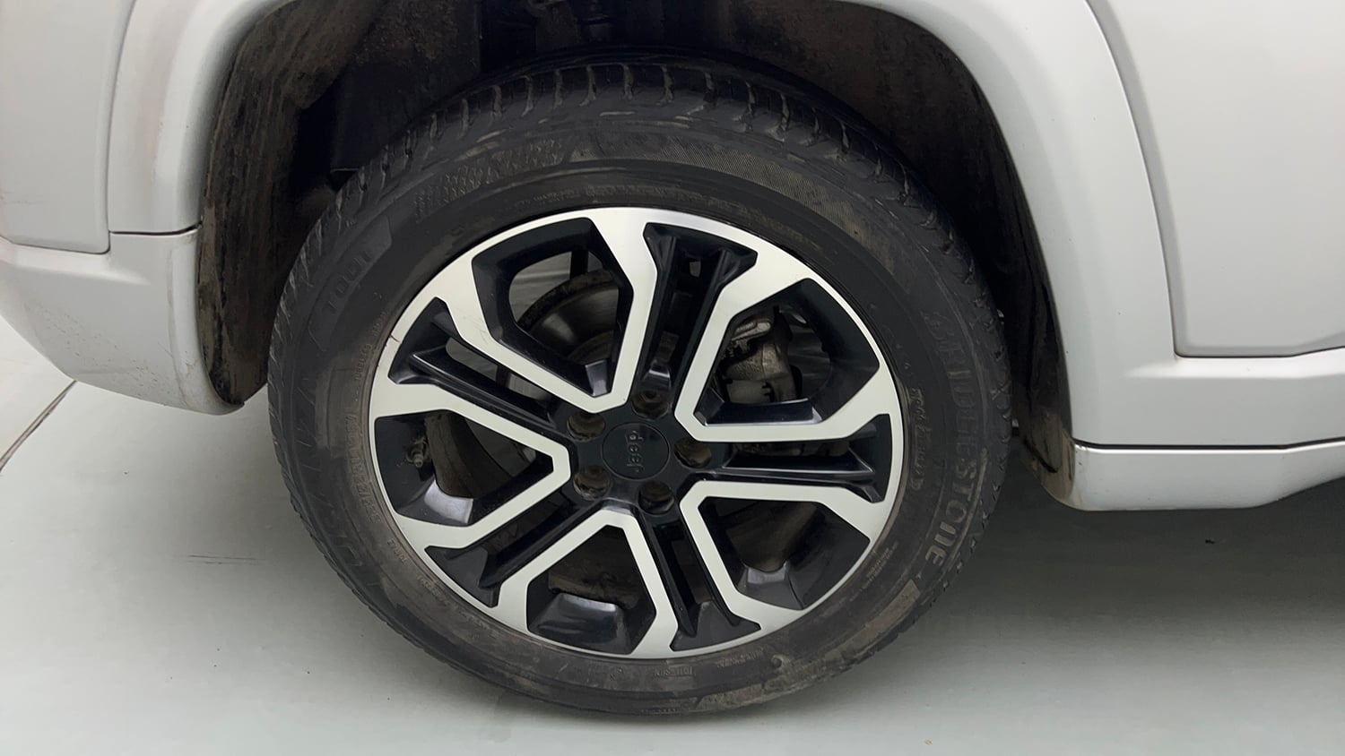 Used 2022 Jeep Compass Model S (O) 1.4 Petrol DCT Petrol Automatic tyres RIGHT REAR TYRE RIM VIEW