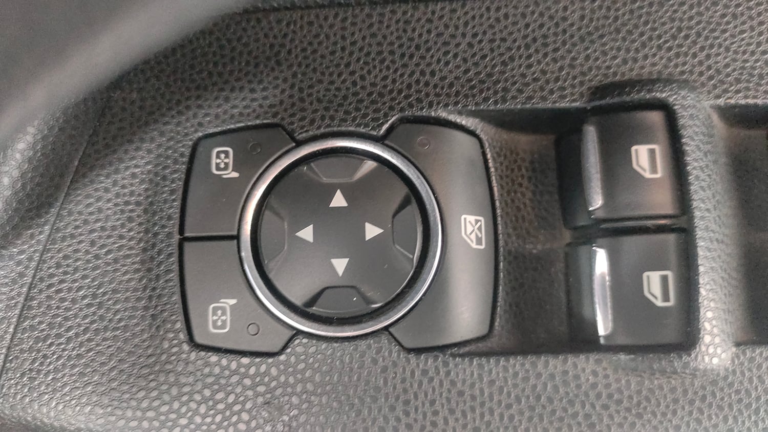 Used 2020 Ford EcoSport Ambiente 1.5L TDCi Diesel Manual top_features Adjustable ORVM