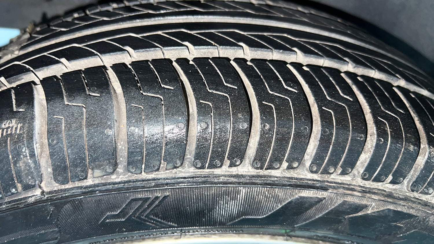 Used 2015 Maruti Suzuki Swift ZXi Petrol Manual tyres RIGHT REAR TYRE TREAD VIEW